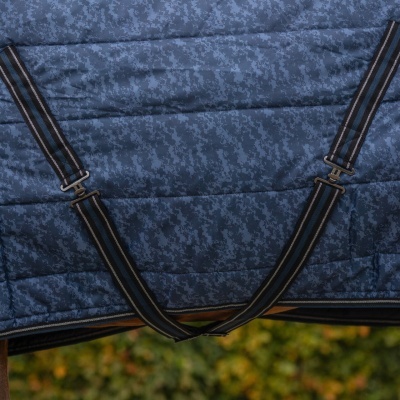 Cobertor acolchoado azul com tiras elásticas pretas