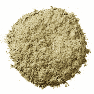 Pó bege claro em forma circular sobre fundo branco