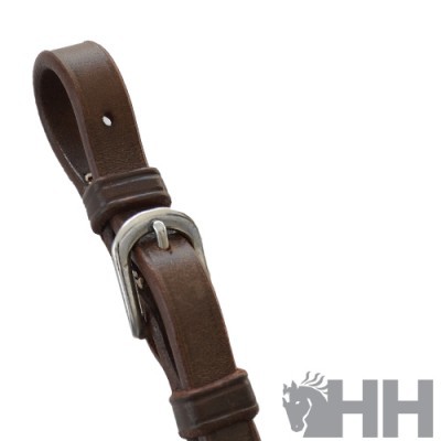 Correia de couro castanho com fivela metálica prateada e três argolas para ajuste