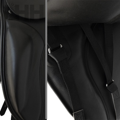 Bolsa preta de material sintético com alças ajustáveis e fivelas metálicas