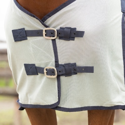 Cobertura para cavalo branca com fivelas cinza