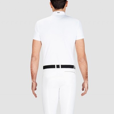 Homem de costas com camisa polo branca, calças brancas e cinto preto