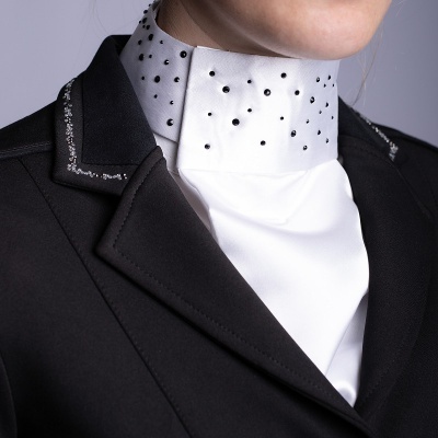 Casaco preto com detalhes brilhantes e camisa branca com gola alta decorada