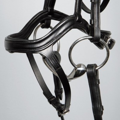 Cabeçada de couro preto para cavalo com anéis metálicos grandes