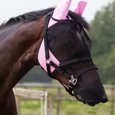 Máscara preta e rosa para cavalo com arreio preto e orelhas cor-de-rosa