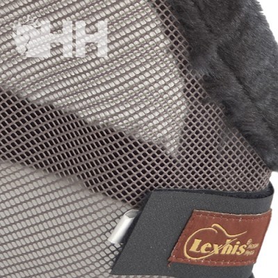 Produto têxtil cinza com acabamento preto felpudo e etiqueta Lexhis castanha