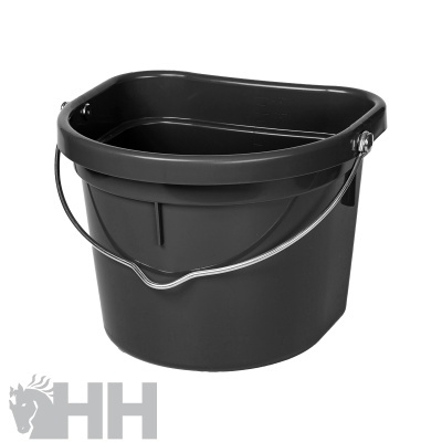 Balde preto de plástico com pega metálica, fundo branco