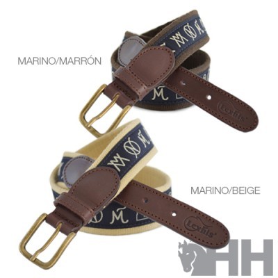 Dois cintos em tecido e couro com fivelas douradas, cores marino/marrom e marino/bege.