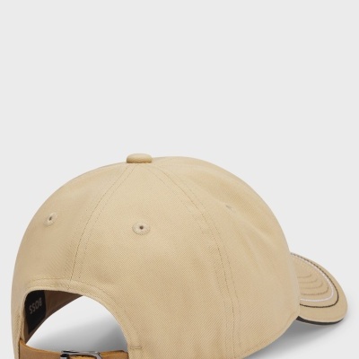 Boné bege com ajuste em tira de pele e fivela