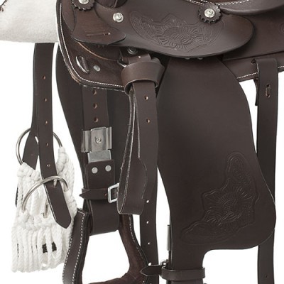 Sela de cavalo castanha com detalhes em metal e corda branca