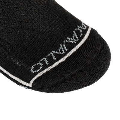 Ponta de meia preta com texto branco KARL LARGO