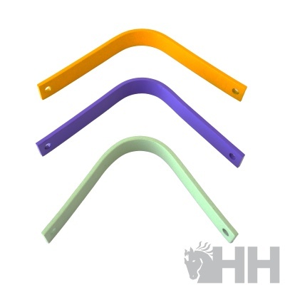 Três suportes metálicos coloridos em ângulo sobre fundo branco