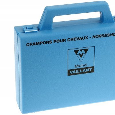 Estojo azul de plástico com texto e logo Michel Vaillant