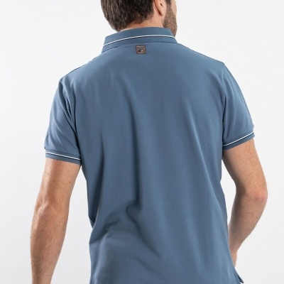 Polo azul masculino visto de costas com calças pretas