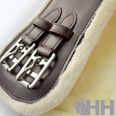 Manta de sela castanha com fivelas prateadas e bordas felpudas bege com logótipo HH