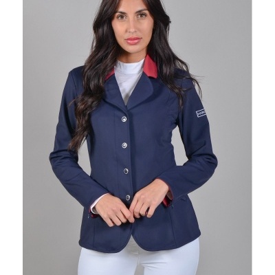 Mulher a vestir blazer azul escuro com gola vermelha e calças brancas