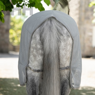 Proteção cinzenta para cauda de cavalo com tecido de rede e correias ajustáveis