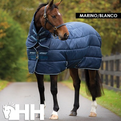 Manta azul-marinho para cavalo com detalhes em branco, cavalo numa estrada com vegetação