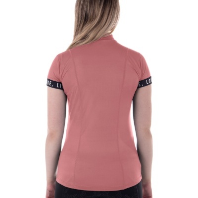 T-shirt rosa feminina vista de costas com fita preta nas mangas