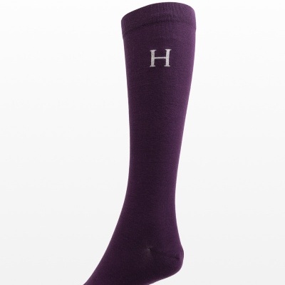 Meia comprida roxa com letra 'H' branca