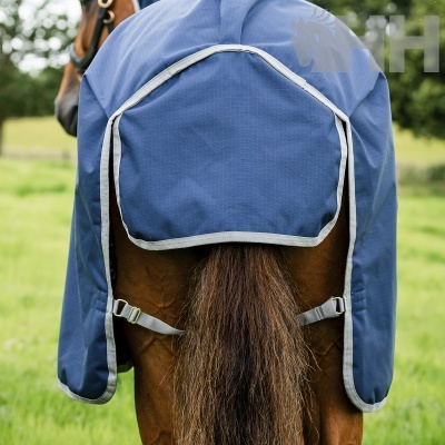 Cobertor azul para cavalo com correias cinzentas na cauda do cavalo