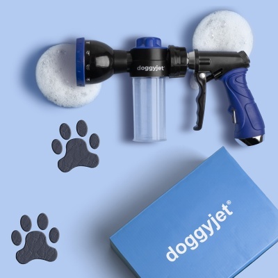 Pulverizador de água e sabão para animais com embalagem azul da marca doggyjet®
