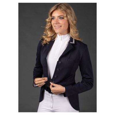 Mulher com blazer azul escuro e roupa branca fundo cinza