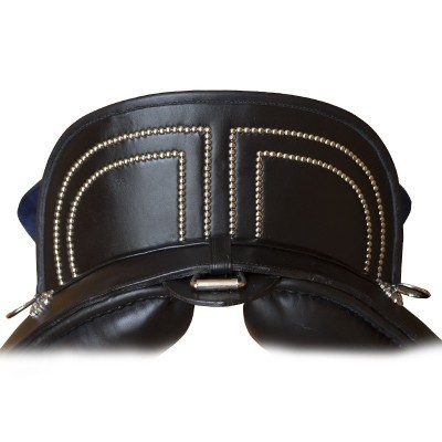 Sela de equitação preta em couro com tachas prateadas e fivelas metálicas