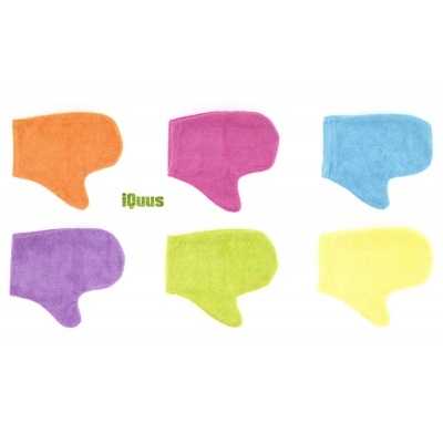 Seis luvas de microfibra coloridas para limpeza sobre fundo branco