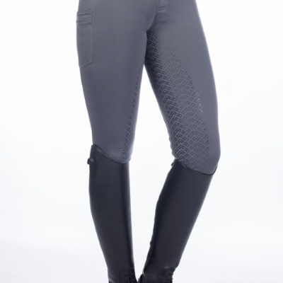 Calças de equitação cinzentas com botas pretas