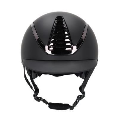 Capacete preto fosco com detalhe brilhante e ventilação frontal