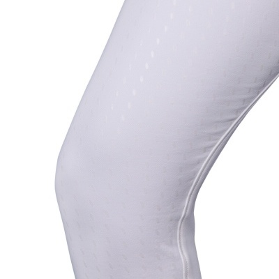 Legging branca com textura em padrão de losangos e costuras visíveis