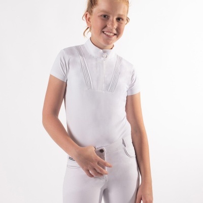 Menina com roupa desportiva branca, t-shirt e calças ajustadas, fundo branco