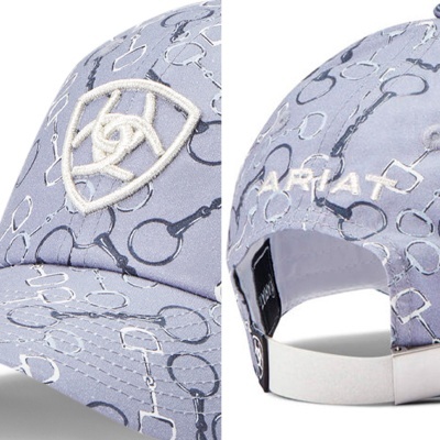 Boné azul claro com padrão de estribos e logo bordado branco ARIAT