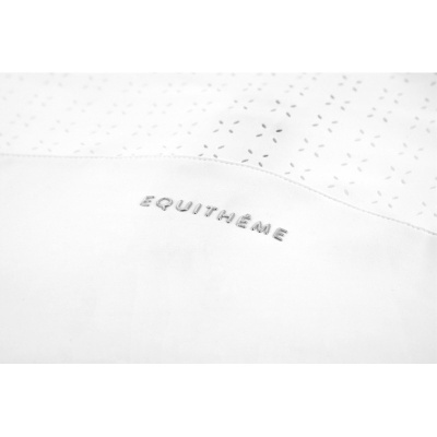 tecido branco com padrão pontilhado cinzento e palavra EQUITHEME em relevo prateado
