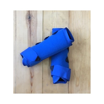 Protetores azuis em neoprene com fechos de velcro sobre madeira