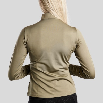 Pessoa de costas usando blusa verde caqui de manga comprida e calça preta com padrão geométrico