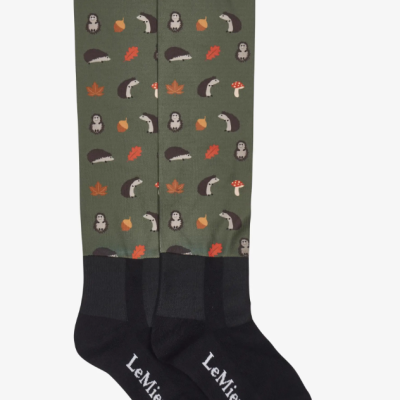 Meias compridas verdes com padrão de ouriços, folhas e cogumelos, com parte do pé preta e texto LeMieux.
