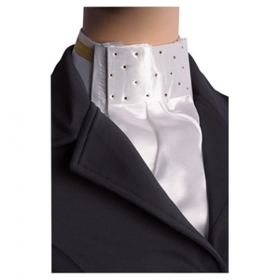 Colarinho alto branco acetinado com padrão dourado usado com casaco preto