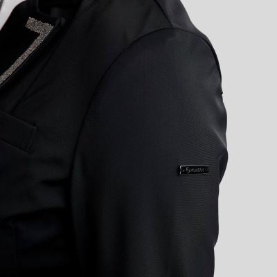 Blazer preto com detalhe prata e placa MONTAIR na manga