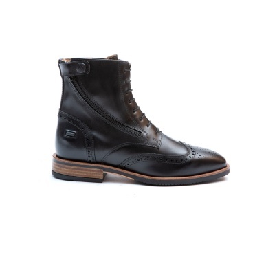 Bota de couro preta com atacadores e sola castanha