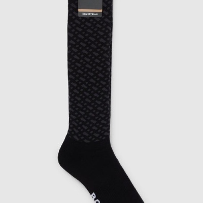 Meia preta longa com padrão geométrico e etiqueta BOSS