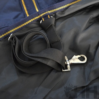 Correia preta com gancho metálico sobre tecido escuro com logótipo HH