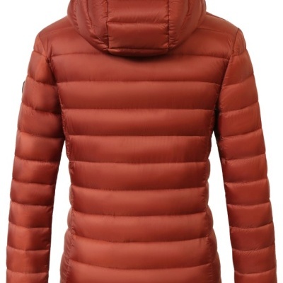 Casaco acolchoado terracota com capuz visto de costas