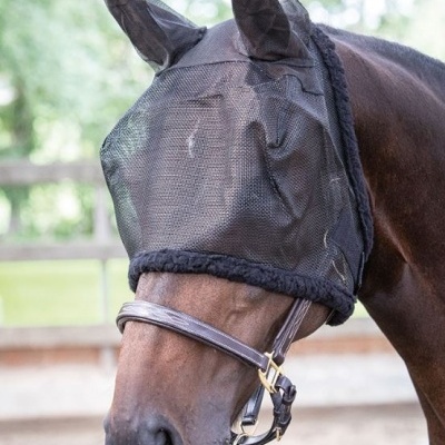 Máscara de rede preta para cavalo com orelhas cobertas, com rédea castanha e fivelas douradas, cavalo ao ar livre