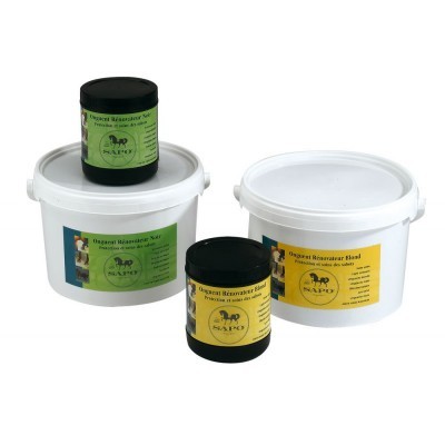 Recipientes plásticos com produtos de cuidados orgânicos SAPO, etiquetas verdes e amarelas