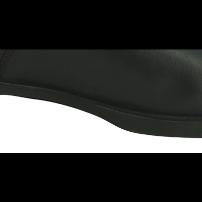 Sapato preto de couro com sola preta e salto baixo