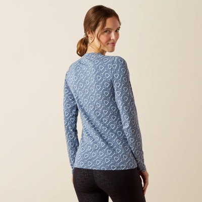 T-shirt feminina azul com padrão branco e leggings pretas