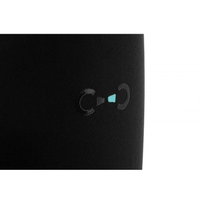 Pormenor de tecido preto com pequeno logótipo geométrico azul e preto