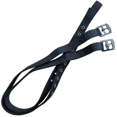 Cinta preta com fivela metálica e ilhóses ao longo